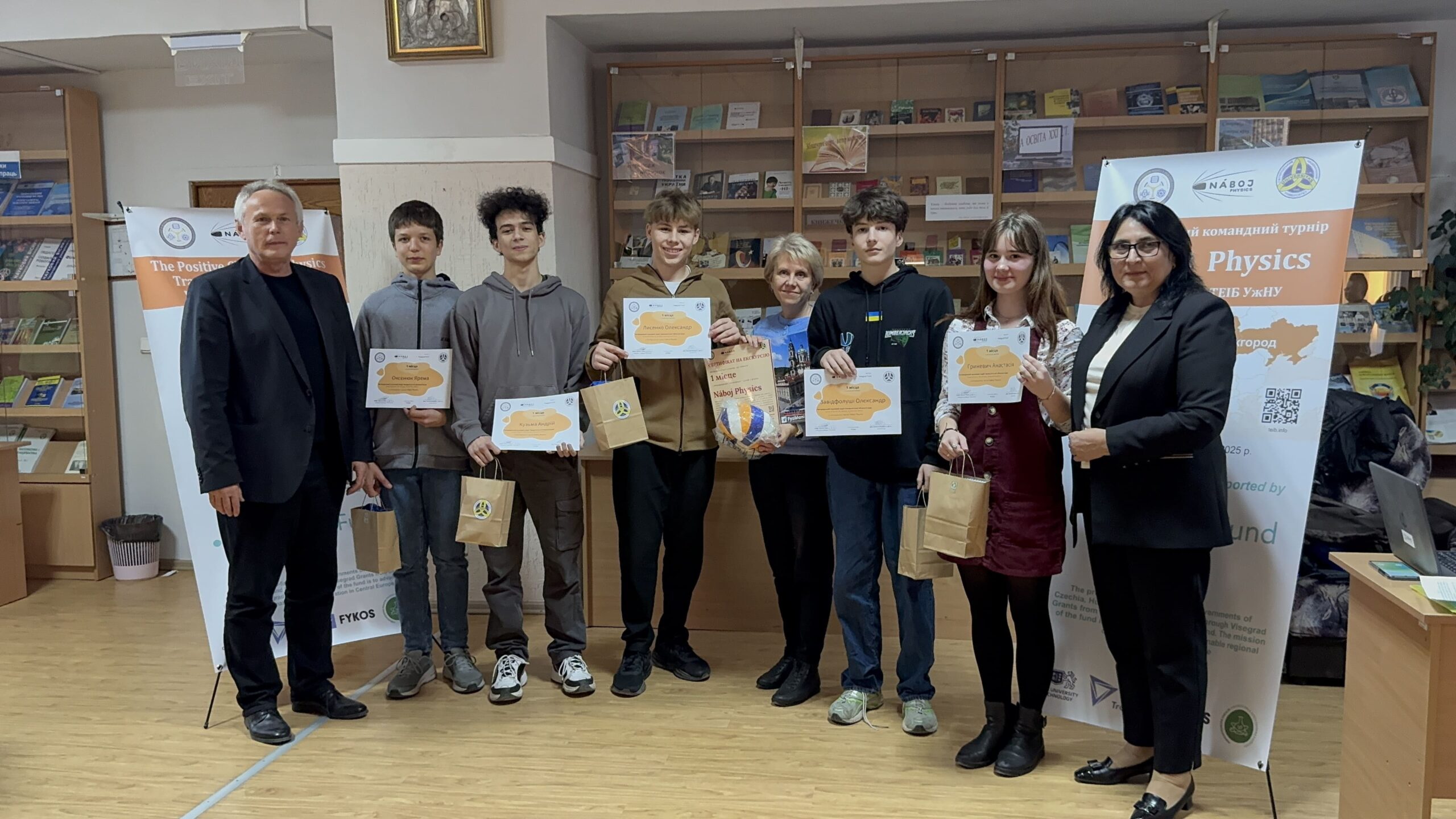 Переможці першого турніру Náboj Physics - команда Ужгородського наукового ліцею